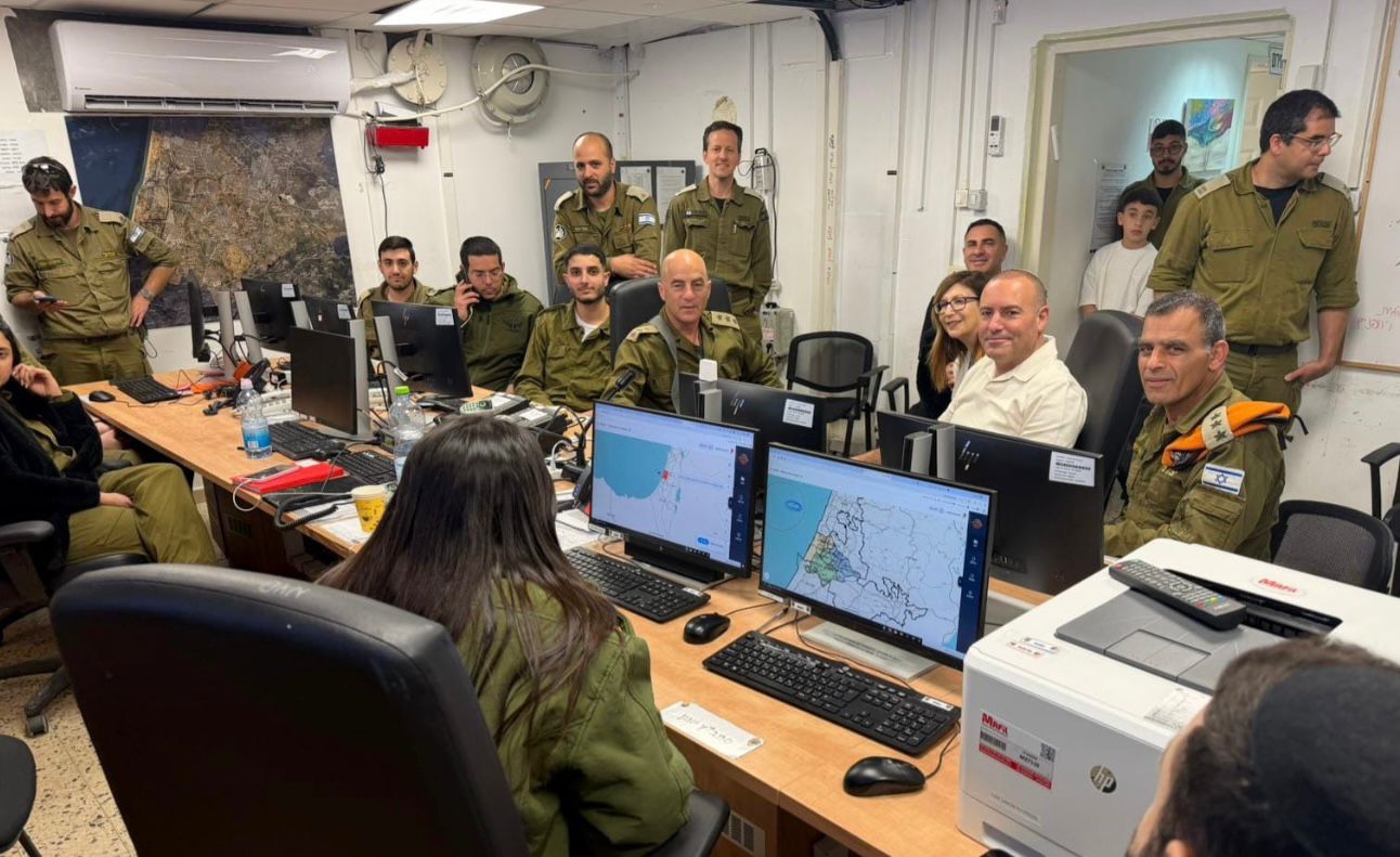 ראש עיריית רחובות מתן דיל עם לוחמות ולוחמי פיקוד העורף. צילום: יח"צ