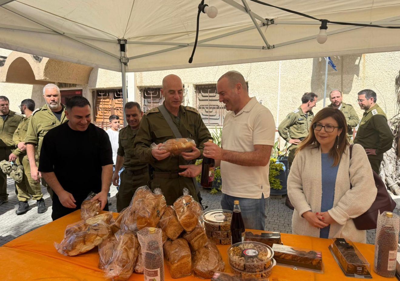 ראש העיר, מתן דיל משמח את חיילות וחיילי פיקוד העורף לפני כניסת השבת. צילום: יח"צ