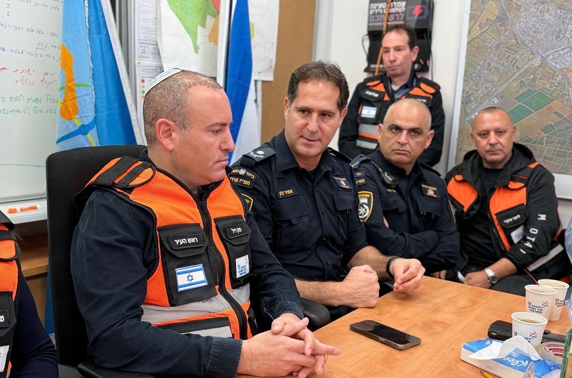 הערכת המצב שהתקיימה אמש בהשתתפות מפקד מחוז מרכז במשטרת ישראל, ניצב אמיר כהן, ומפקד מרחב שפלה תת ניצב קובי מור. צילום: דוברות המשטרה