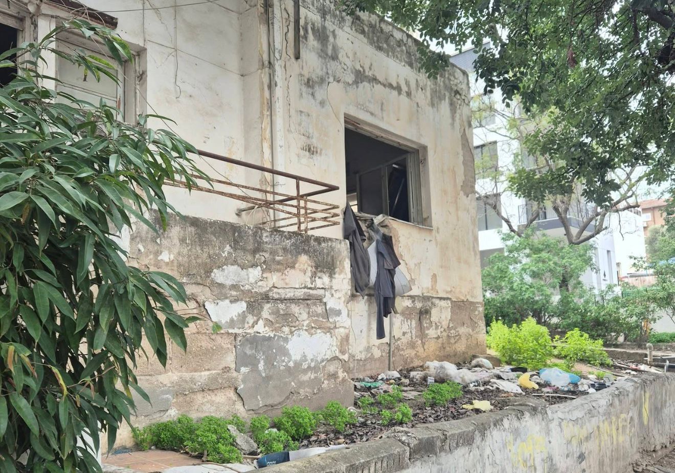 המתחם המזוהם והמלוכלך במרכז העיר רחובות ברח' לוין אפשטיין. צילום: נועה בר\מסך פייסבוק\לפי סעיף 27 א'