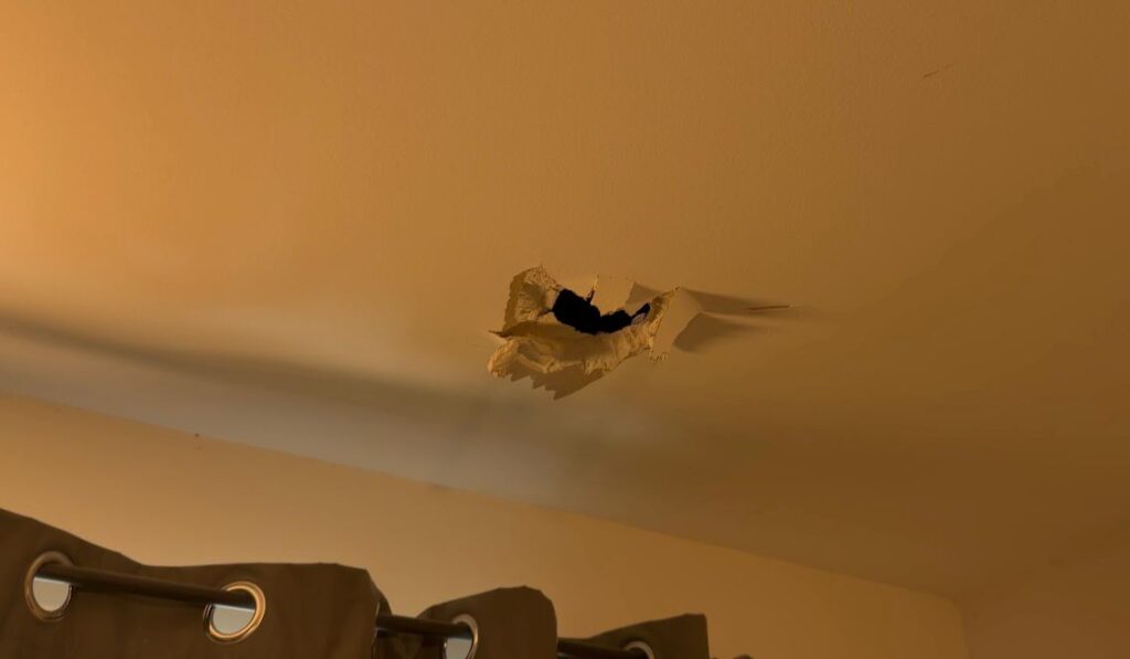 נזק הרסיס שפגע בחדר הילדים. צילום: מערכת "פוסט ניוז"