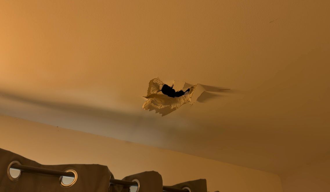 נזק הרסיס שפגע בחדר הילדים. צילום: מערכת "פוסט ניוז"