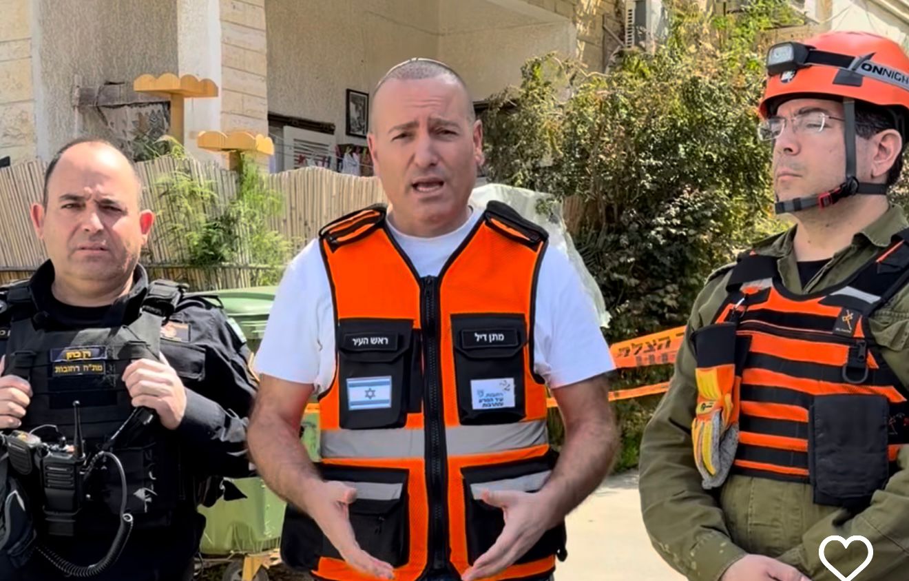 ראש העיר מתן דיל לצד איש פיקוד העורף ומפקד משטרת רחובות רן כהן. צילום: מסך רשתות חברתיות