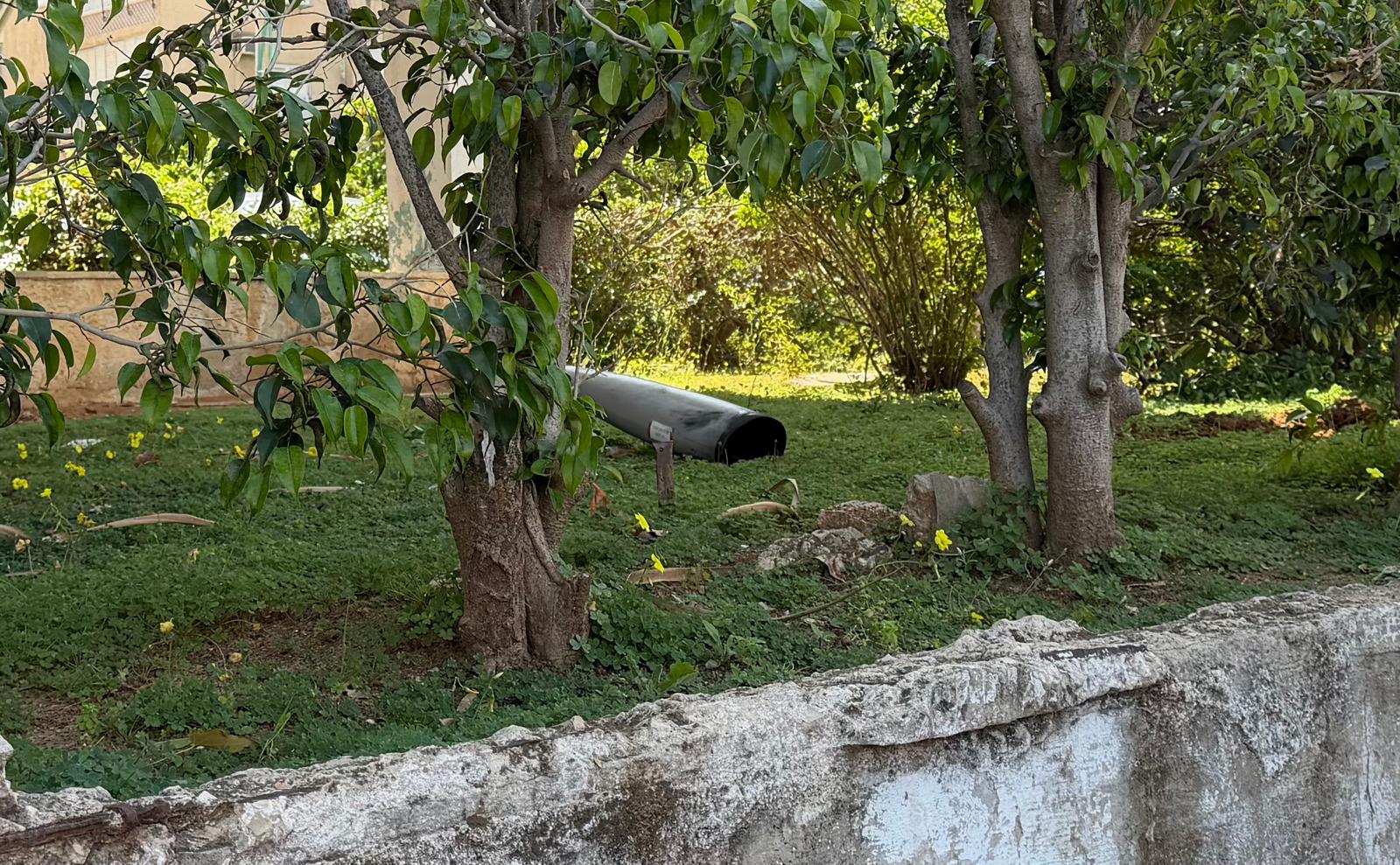שבר יירוט שנפל בחצר. צילום: מערכת "פוסט ניוז"