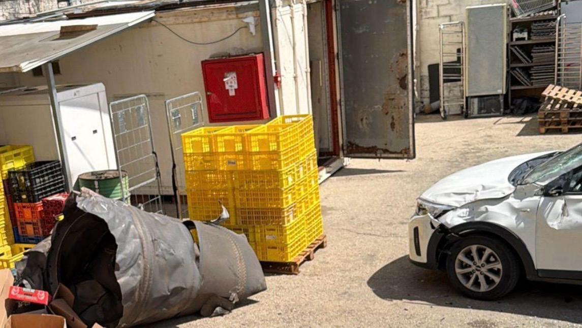 שבר יירוט אשר נפל באחד מהישובים במרכז הארץ. צילום: לפי סעיף 27 א'