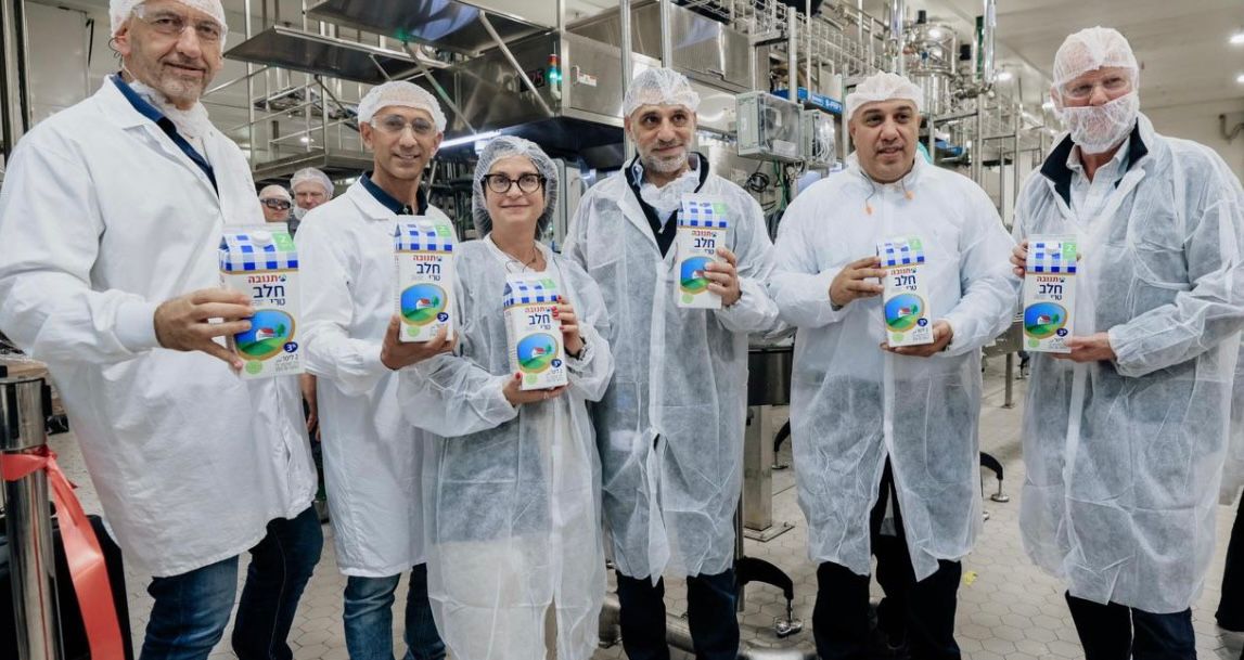 עובדי חברת "תנובה". צילום: יקיר עמוס\לפי סעיף 27 א'