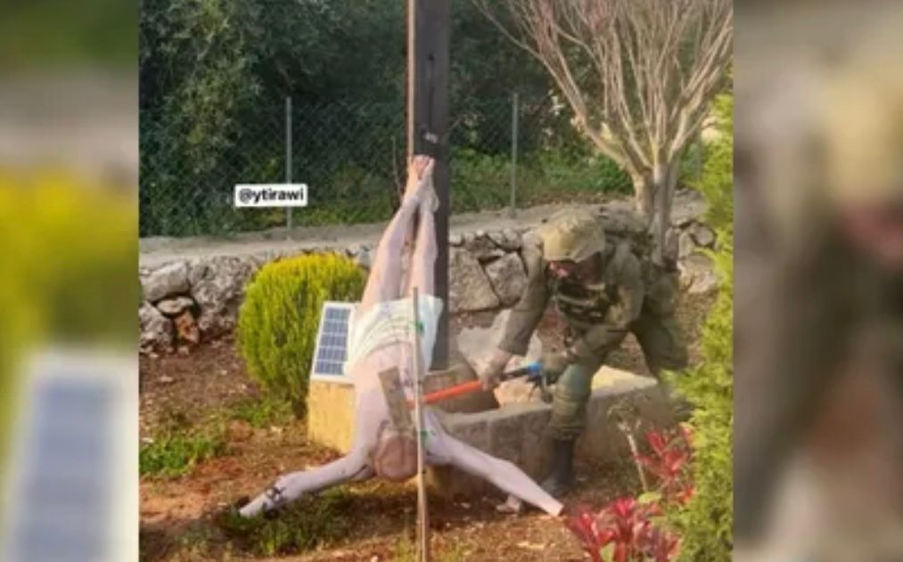 חייל צה"ל מנתץ פסל של ישו הצלוב בדרום לבנון, צה"ל פתח בחקירה. צילום: מסך רשתות חברתיות