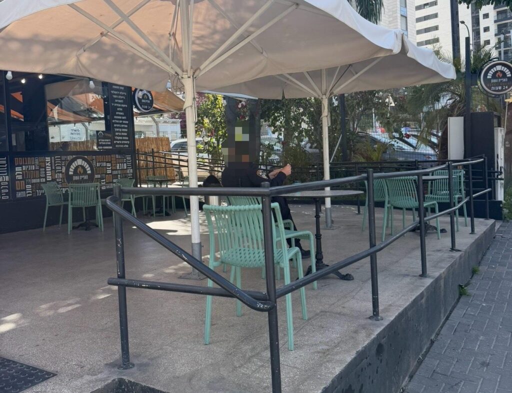 השוטר המצלם - עם כוס קפה ומאפה. צילום: פרטי