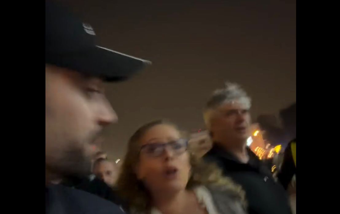 עבריין הימין מרדכי דוד מטריד את גיא מרוז ואורלי וילנאי. צילום: מסך רשתות חברתיות