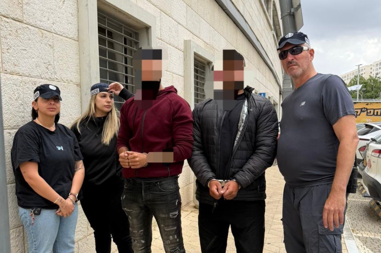 שוטרי תחנת משטרת מודיעין עם החשודים העצורים. צילום: דוברות המשטרה