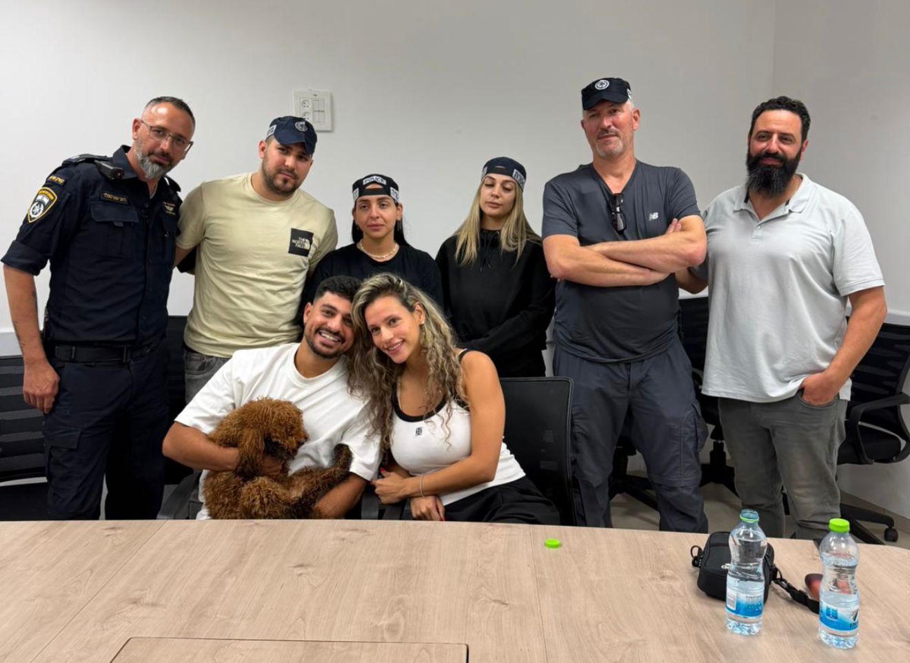 שוטרי תחנת מודיעין ביחד עם בעלי הכלבה. צילום: דוברות המשטרה