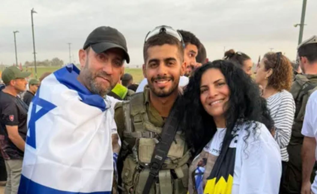 סמל נהוראי לייזר, שנהרג מפגיעת רחפן נפץ בלבנון, עם הוריו. צילום: באדיבות המשפחה