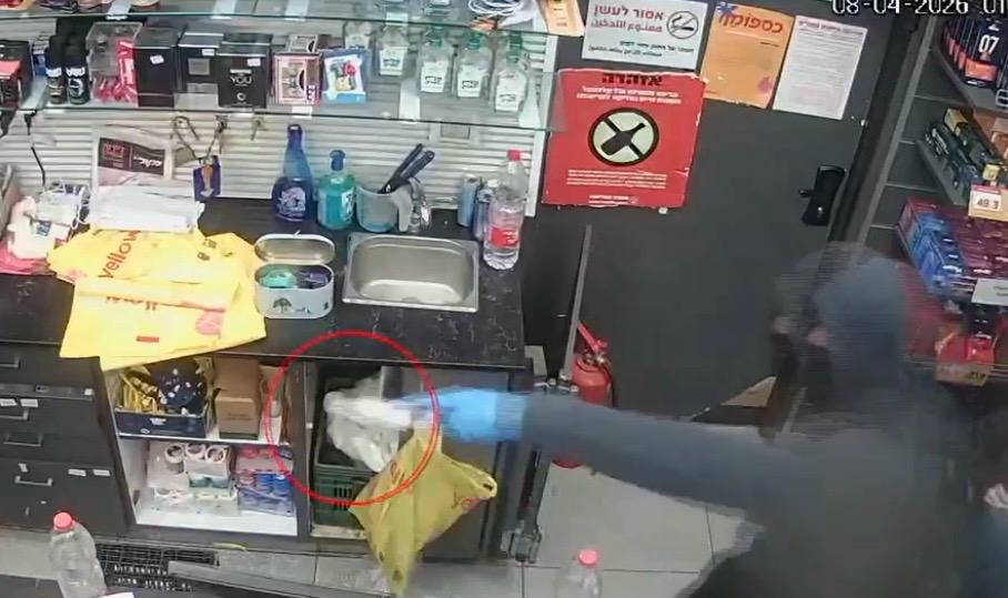 השודד בפעולה. צילום: מצלמות אבטחה