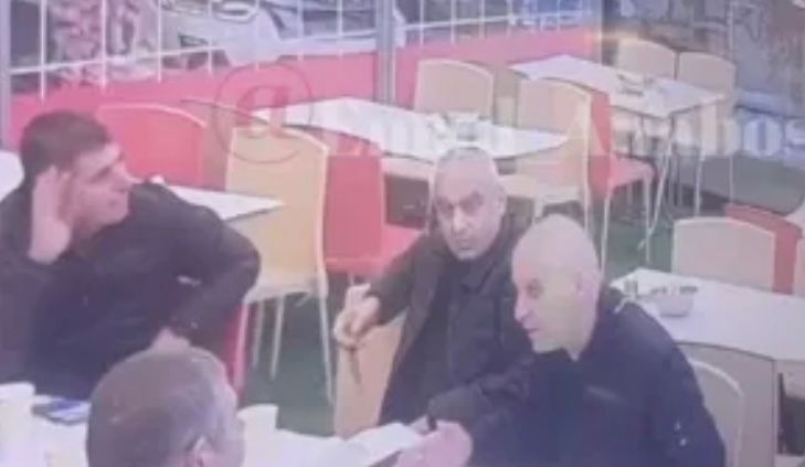 ראש עיריית עראבה, אחמד נסאר, וסגנו נורו בזמן שישבו במסעדה. צילום: לפי סעיף 27 א'