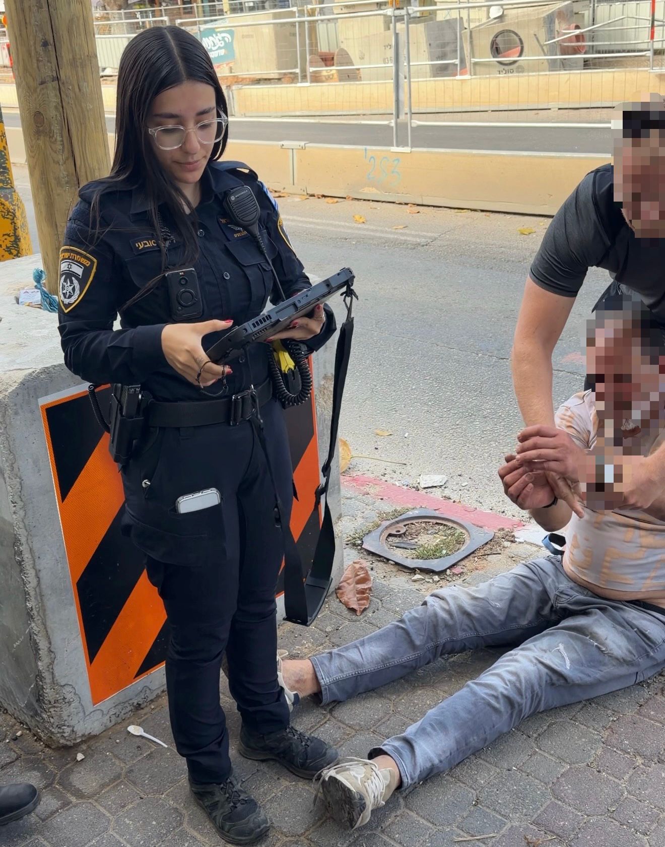 שוטרי משטרת ישראל בעת רגעי המעצר. צילום: לפי סעיף 27 א'