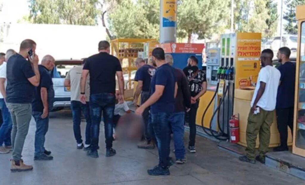 זירת הפיגוע בתחנת הדלק. צילום: לפי סעיף 27 א'