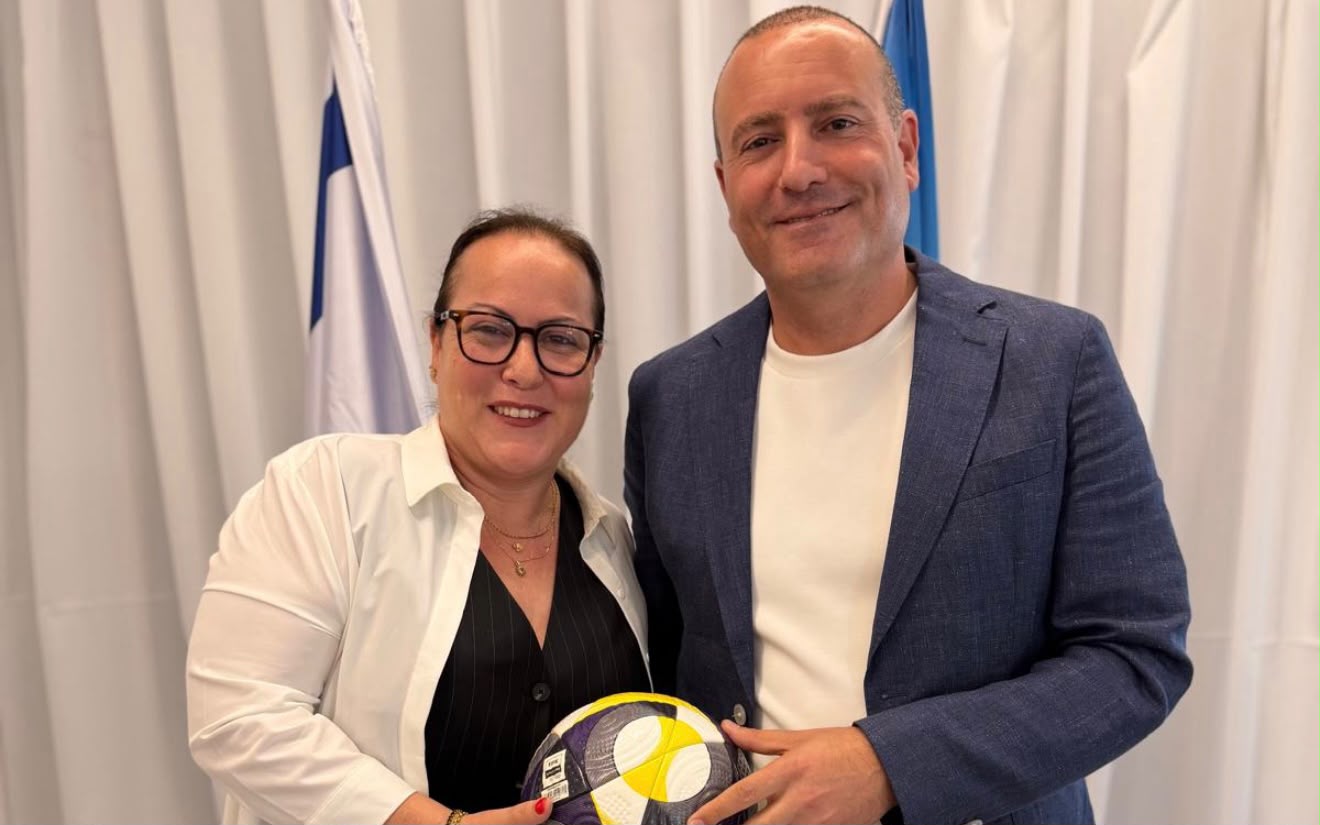 אוה גור, מחזיקת תיק הספורט בעיריית רחובות עם ראש העיר, מתן דיל. צילום: עיריית רחובות