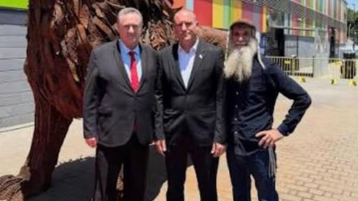 השר ישראל כ"ץ ומתן דיל ליד פסל האריה. צילום: עיריית רחובות