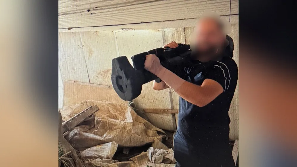 אחד מהחשודים אשר נעצרו. צילום: דוברות המשטרה