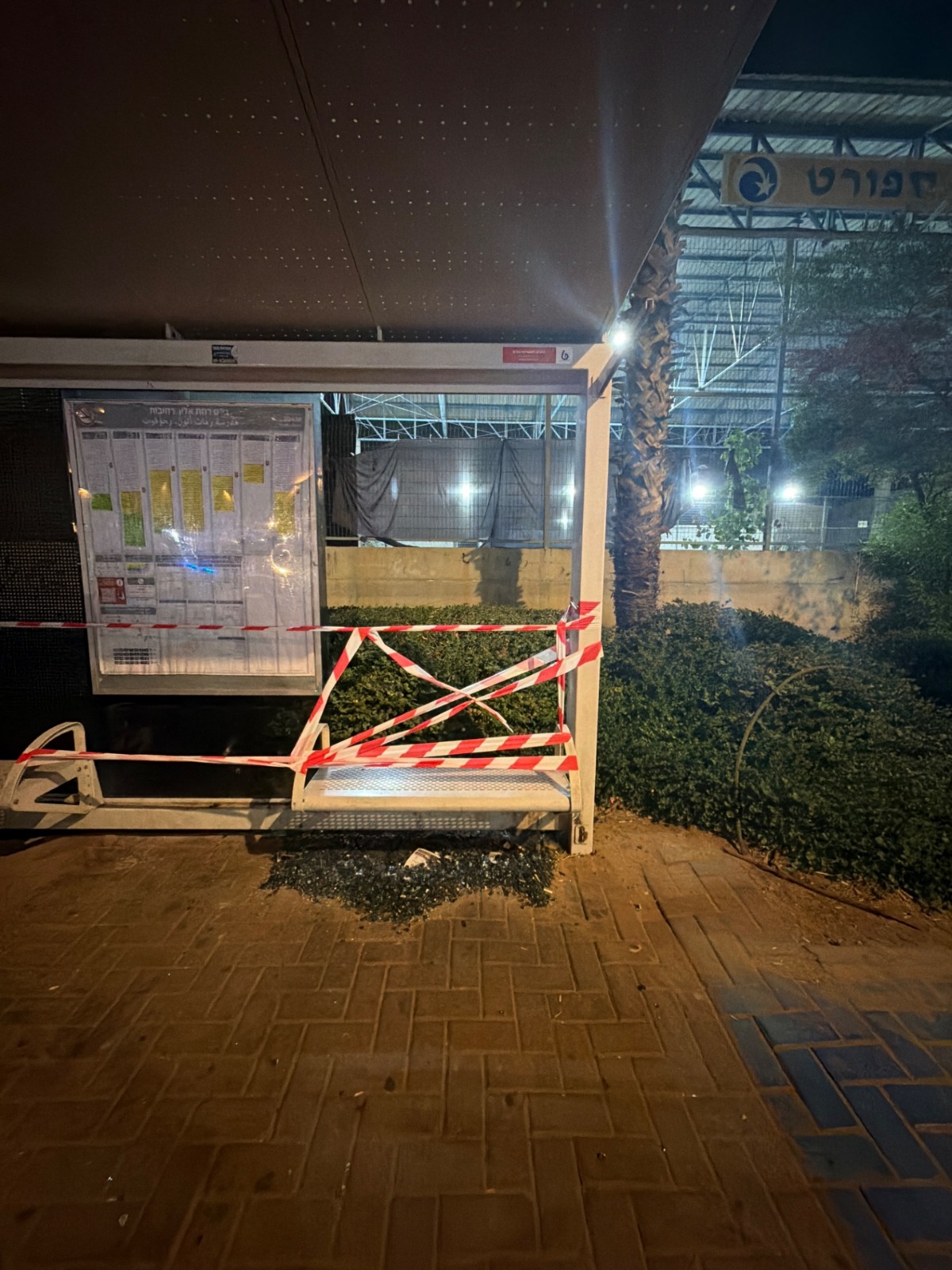 תחנת אוטובוס שנופצה. צילום: דוברות העירייה